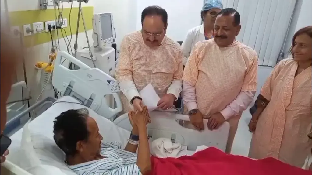 Sonam Wangchuk ended his 26-day hunger strike after government assurances on student protests and education reforms. Read the full story, key updates, and what's next.
